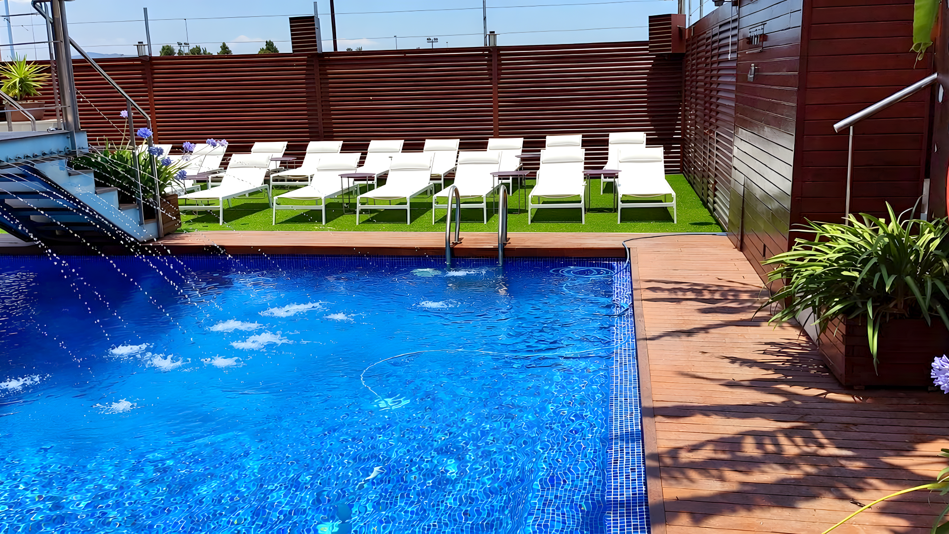 Zona de tumbonas con privacidad en la piscina del Hotel Ruta Romana