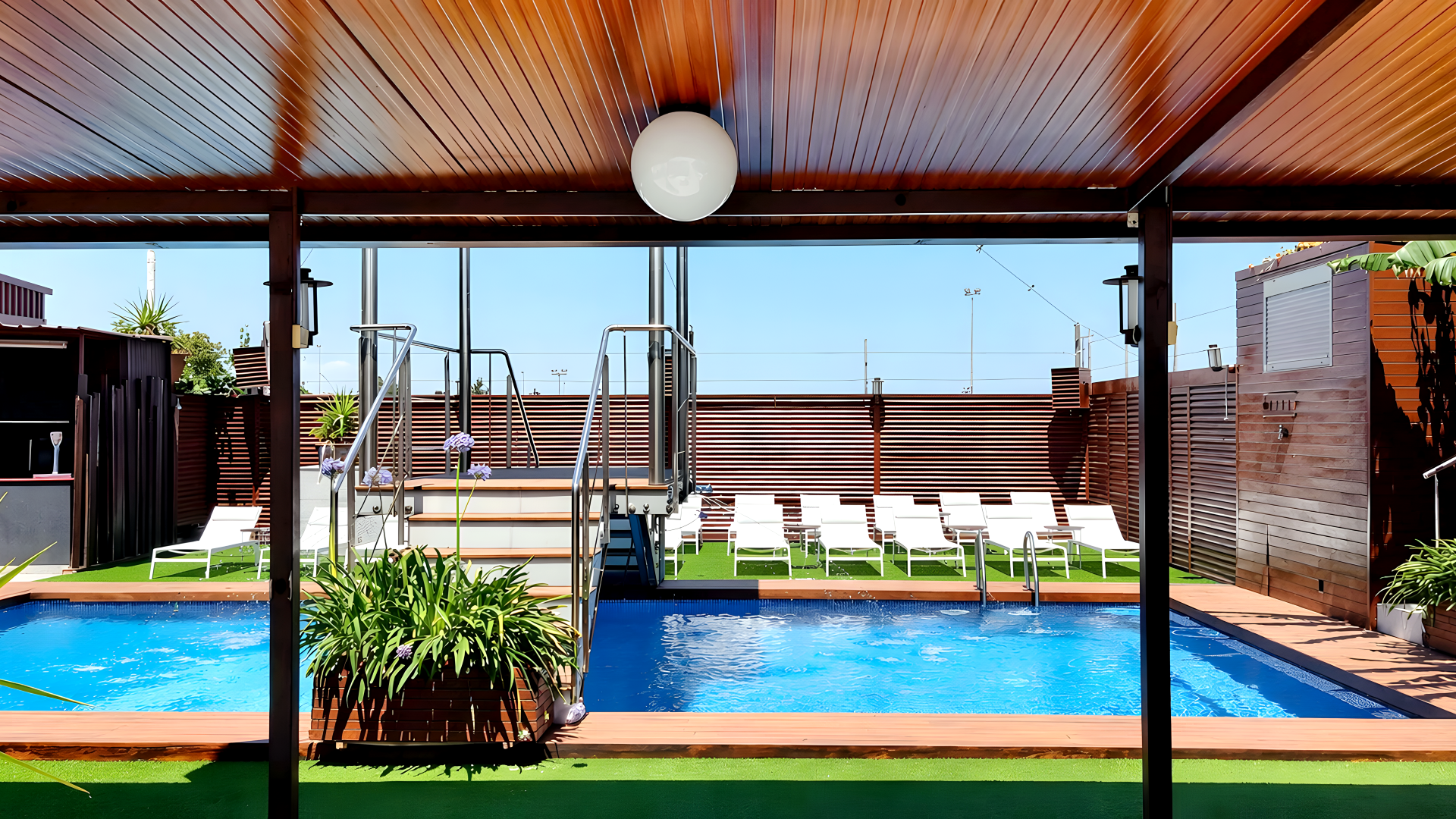 Vista desde el interior del porche hacia la piscina del Hotel Ruta Romana