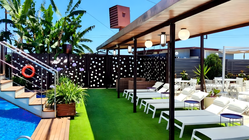 Zona de sombra con porche en la piscina del Hotel Ruta Romana