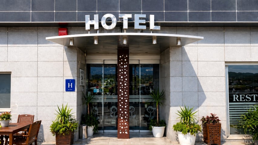 Detalle de la entrada del Hotel Ruta Romana