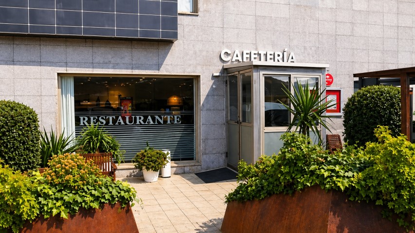 Entrada cafetería con vegetación