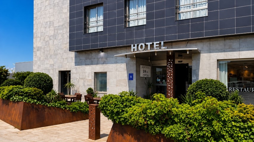 Entrada del hotel con terraza exterior