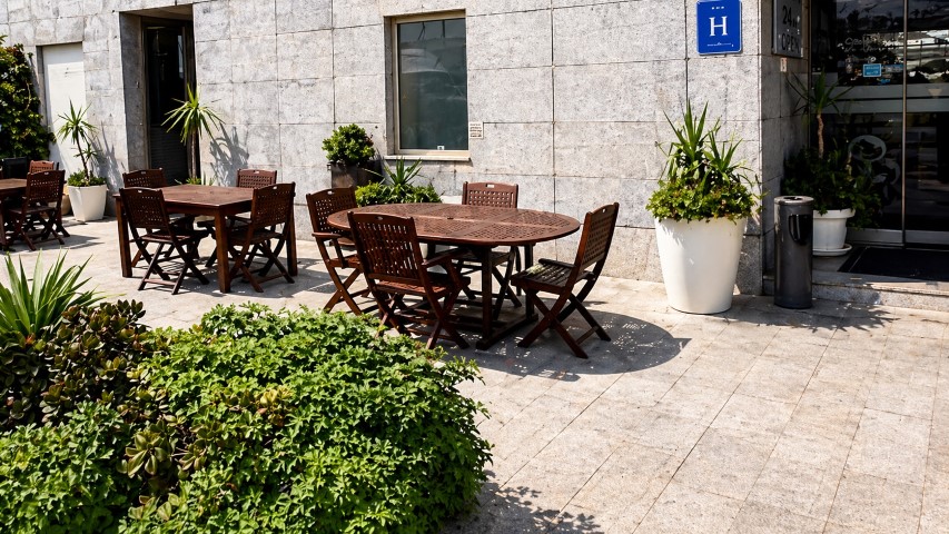 Terraza con mesa redonda en el Hotel Ruta Romana